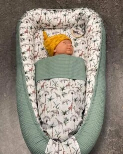Babynestje Oud Groen Jungle Giraffe Olifantjes Compleet Met Band, Deken En Bijtring